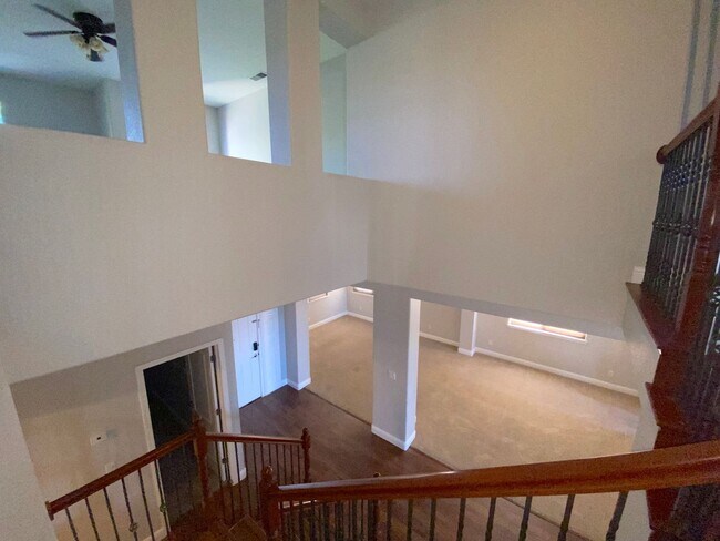 Building Photo - Top of the Hill - Gorgeous 5 Bedroom 3 Bat...