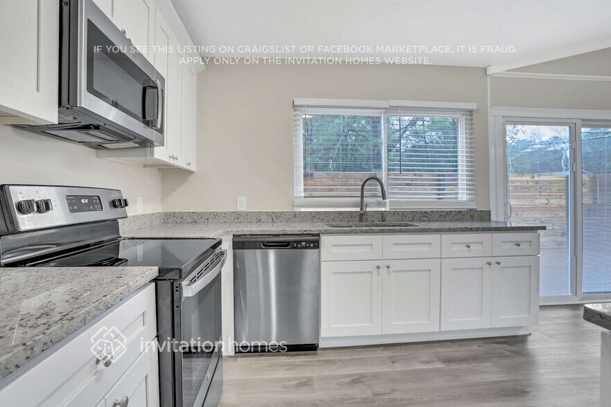 Building Photo - 565 Lakeridge Cir SE