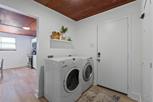 Building Photo - 1308 E 12th St