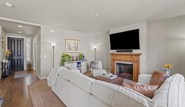 Building Photo - Beautiful Large Home on Corner Lot, Quincy!!