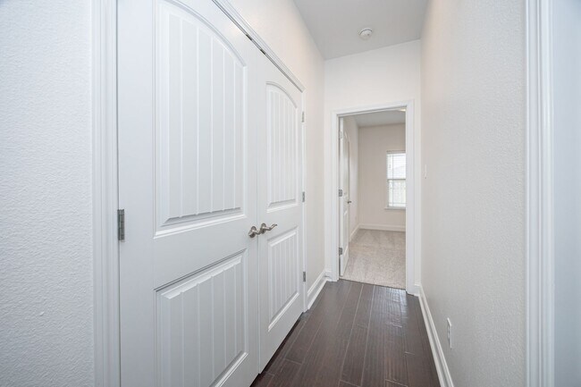 Building Photo - Charming Home Move-in Ready!