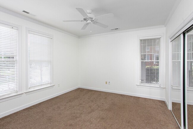 Building Photo - Beautiful 2 Bedroom Condo in Southern Village!