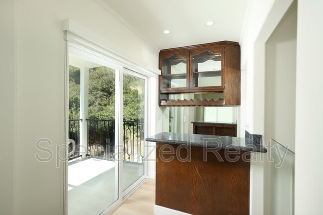 Building Photo - 1827 Hill Dr