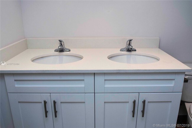 Building Photo - 1010 N 18th Ct