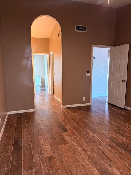 Building Photo - 10243 W Reade Ave