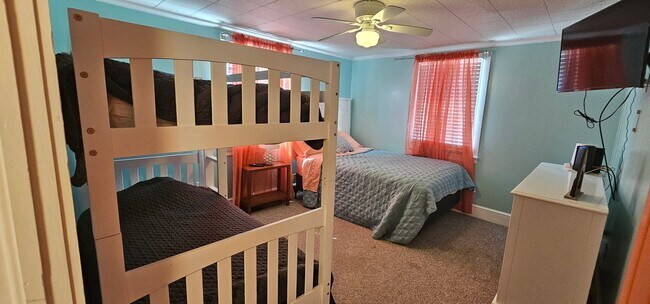 Building Photo - Snowbird Rental or Short-Term Getaway – Just Steps from the Beach!