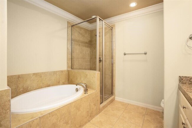 Building Photo - 2050 Palm Forest Ln