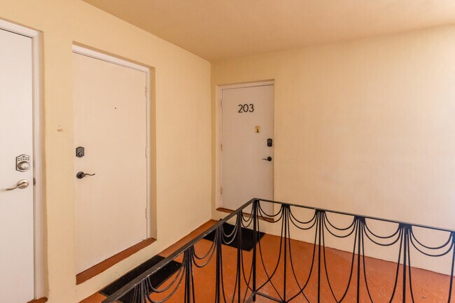 Building Photo - 2591 NE 55th Ct