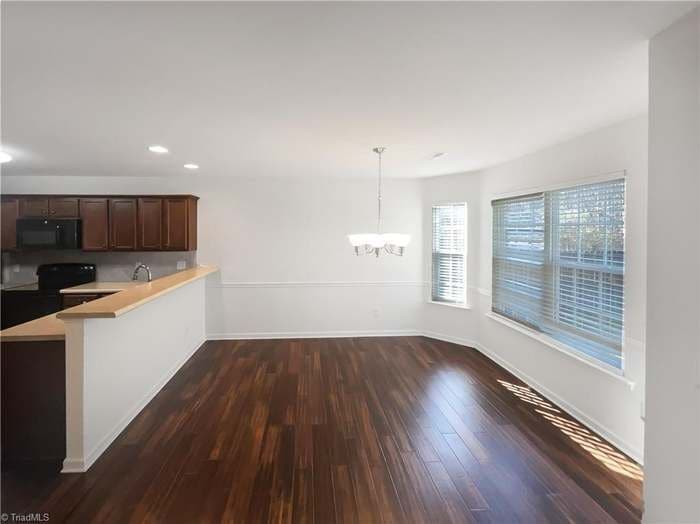 Building Photo - 2102 Longburn Dr