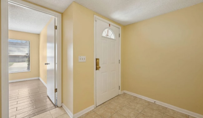 Building Photo - 2/2 townhome located near NAS Jax