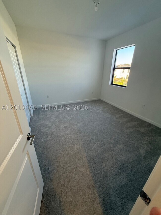 Building Photo - 4957 Oakmont Dr