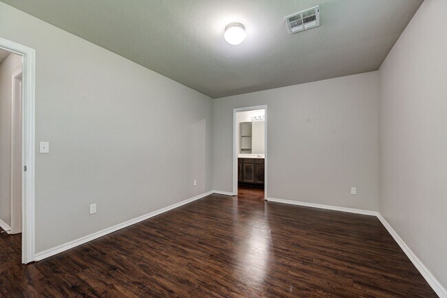 Building Photo - Gorgeous 3 Bed 2 Bath in Moore/SE OKC