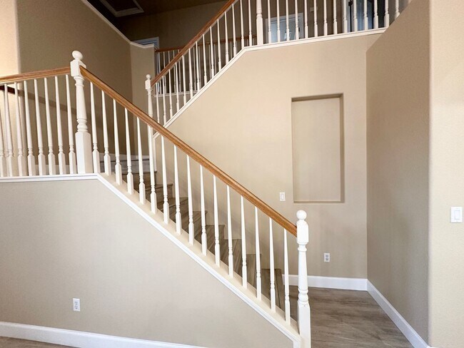 Building Photo - Beautiful Natomas Park Home – 5 Bed / 3 Bath, new interior paint, 2 story!