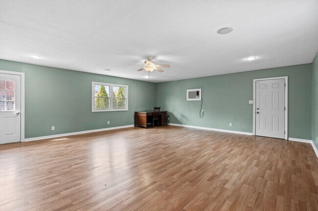 Building Photo - 562 Lone Oak Dr