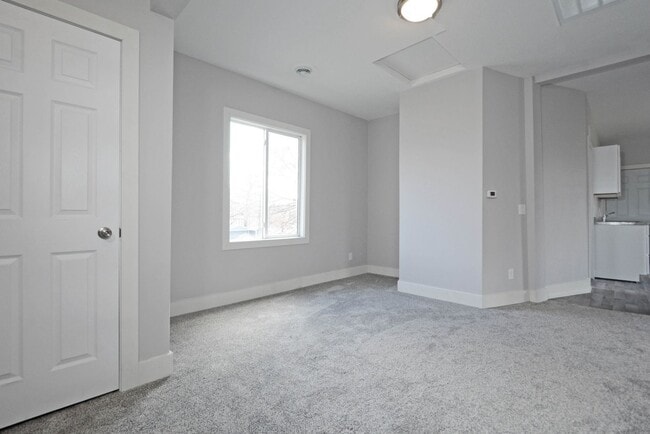 Building Photo - 294 Winifred St E