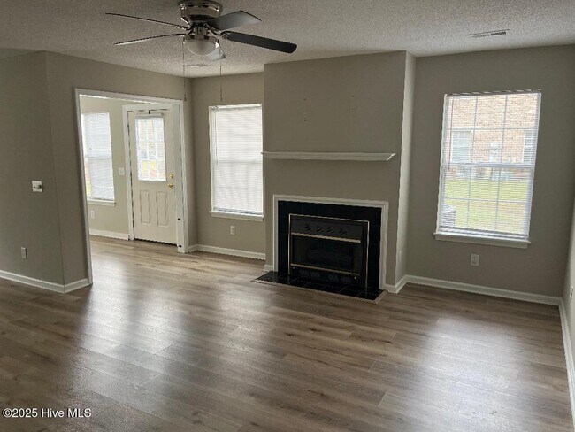 Building Photo - 2900 Mulberry Ln