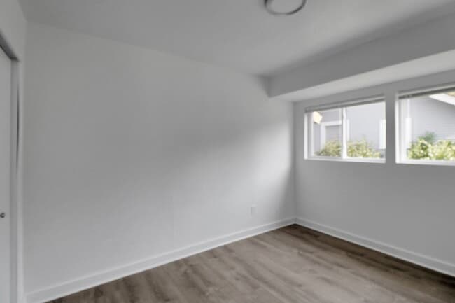 Building Photo - 2 Bed 2 Bath - Harbor View - Landscaping I...
