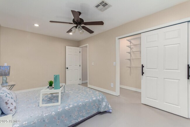 Building Photo - 1422 W Orange Dr