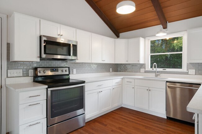 Building Photo - 1602 Westover Dr
