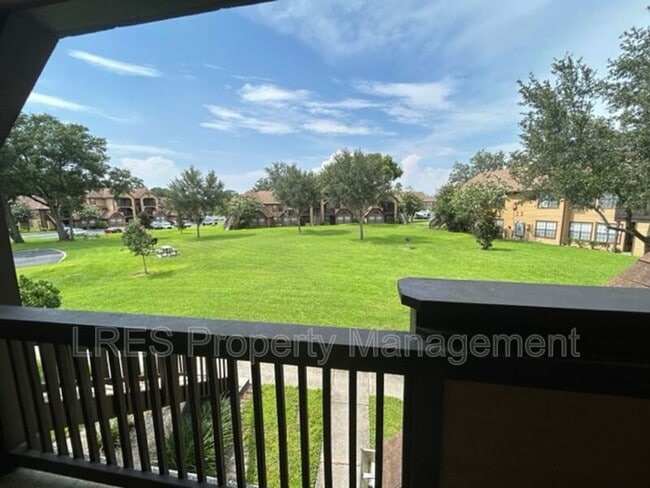 Building Photo - 380 Lakepointe Dr