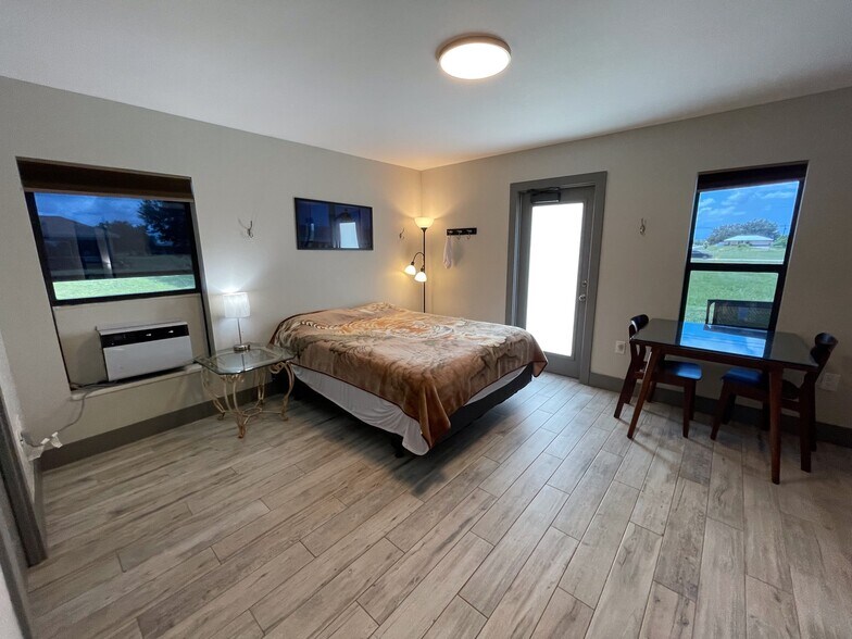 Building Photo - 2116 NE 8th Pl