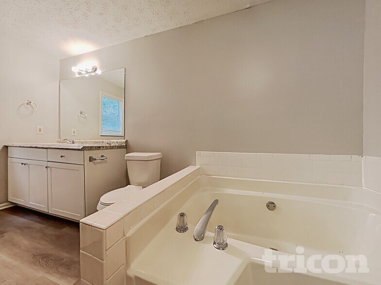 Building Photo - 5569 Princeton Oaks Ln