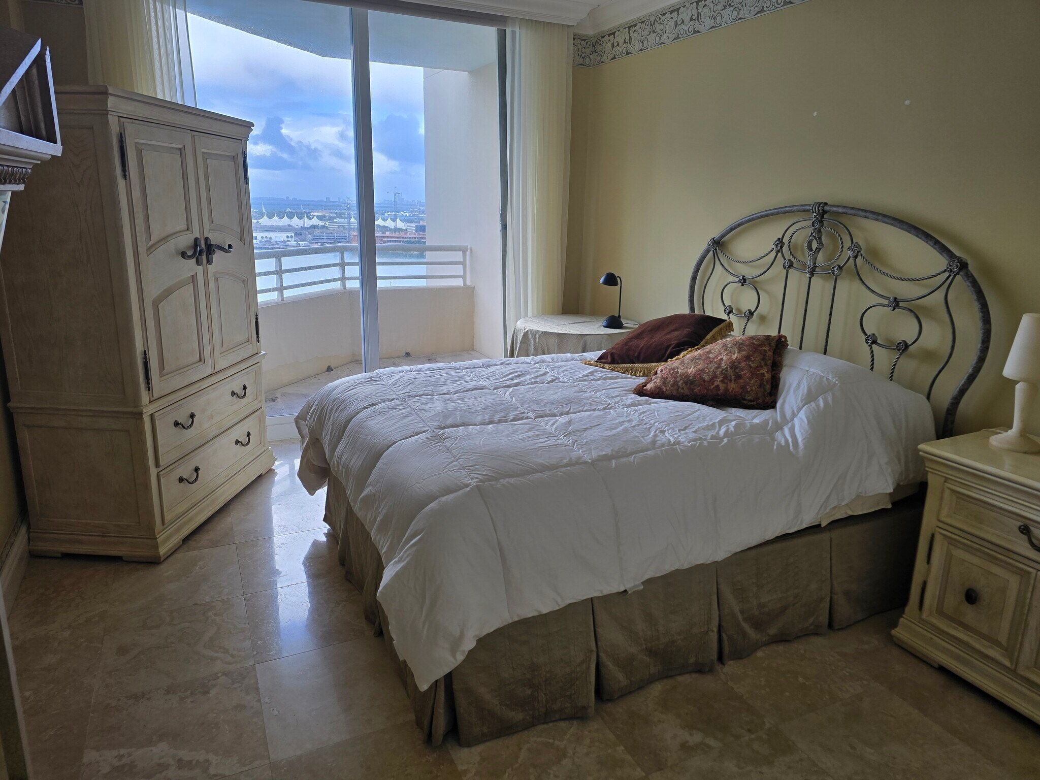 Building Photo - 888 Brickell Key Dr