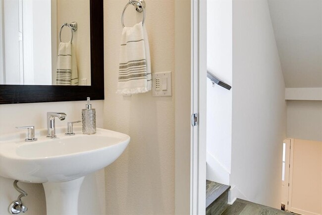 Building Photo - 1301 Town Creek Dr