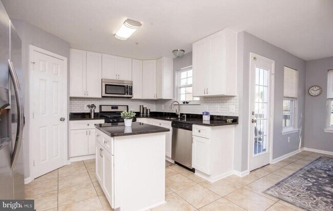 Building Photo - 8800 Community Square Ln