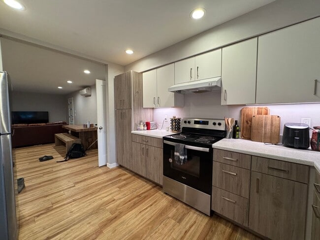 Building Photo - 6 Bed 5 Bath House Newer Updated Near Happy Valley, Fairhaven, WWU