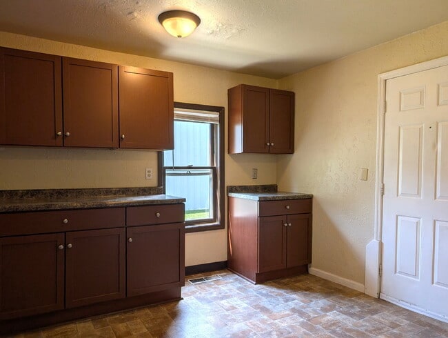 Building Photo - 2 Bedroom Lower Duplex In Green Bay
