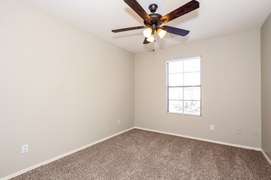 Building Photo - 2081 E Paso Fino Dr