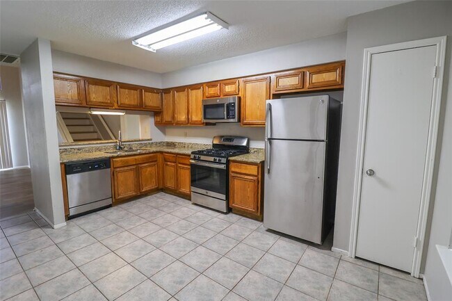 Building Photo - 1546 Ridgebriar Dr