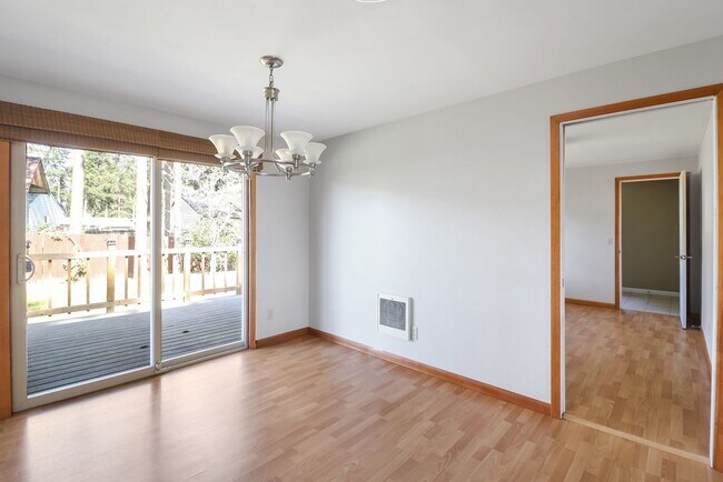 Building Photo - 3 Bed 2 Bath - Groups Per Approval - Dog Friendly - Fenced Yard