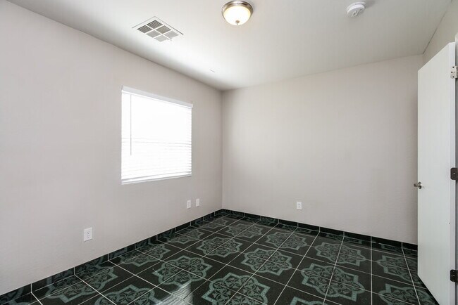 Building Photo - 1620 S 228th Ln