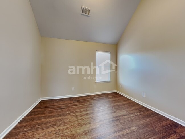 Building Photo - 107 Elba Dr