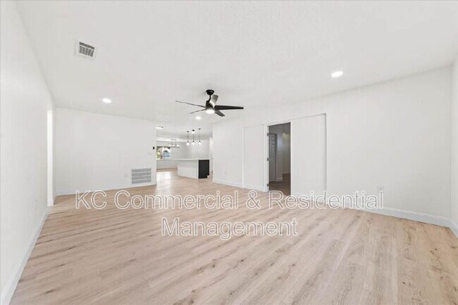 Building Photo - 484 Greenway Ave