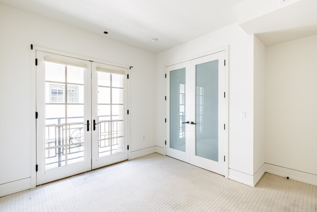 Building Photo - 227 S Hamilton Dr