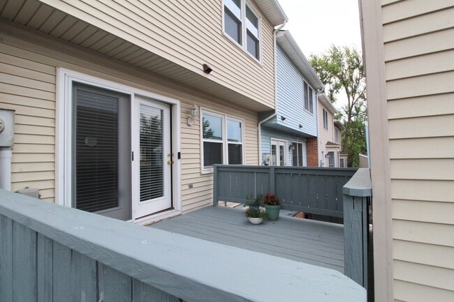 Building Photo - Charming 3-Bedroom Townhome for Rent with ...