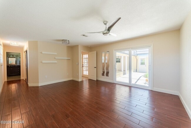 Building Photo - 864 S Beach St