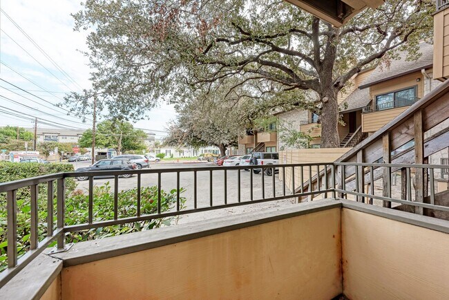 Building Photo - West campus 1 bed condo just 2 blocks from UT