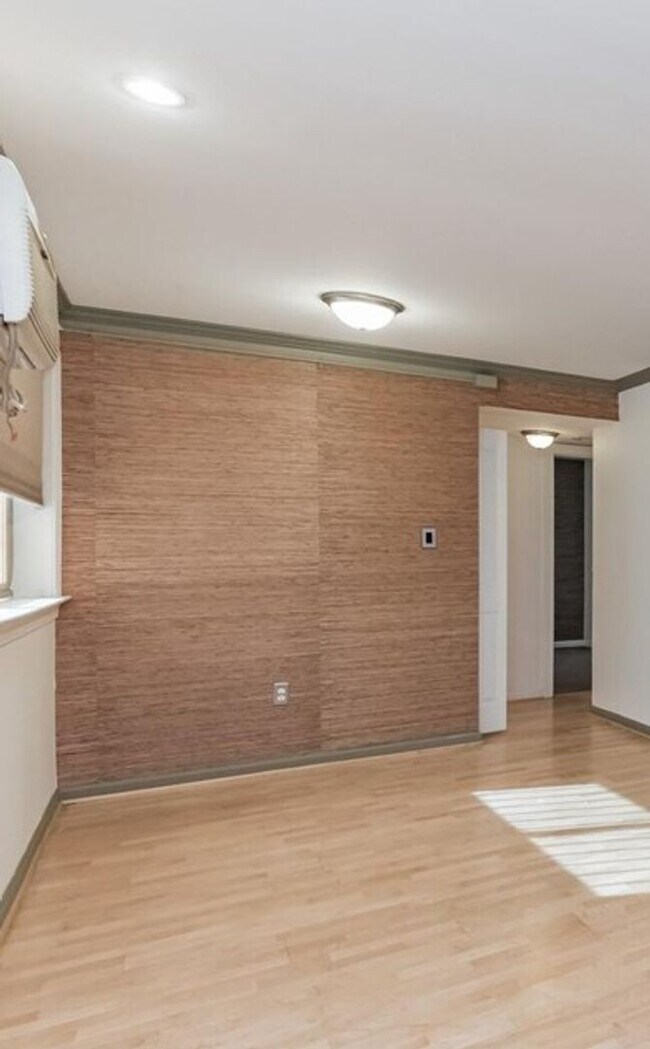 Building Photo - Modern 2-Bedroom Apartment with In-Unit La...
