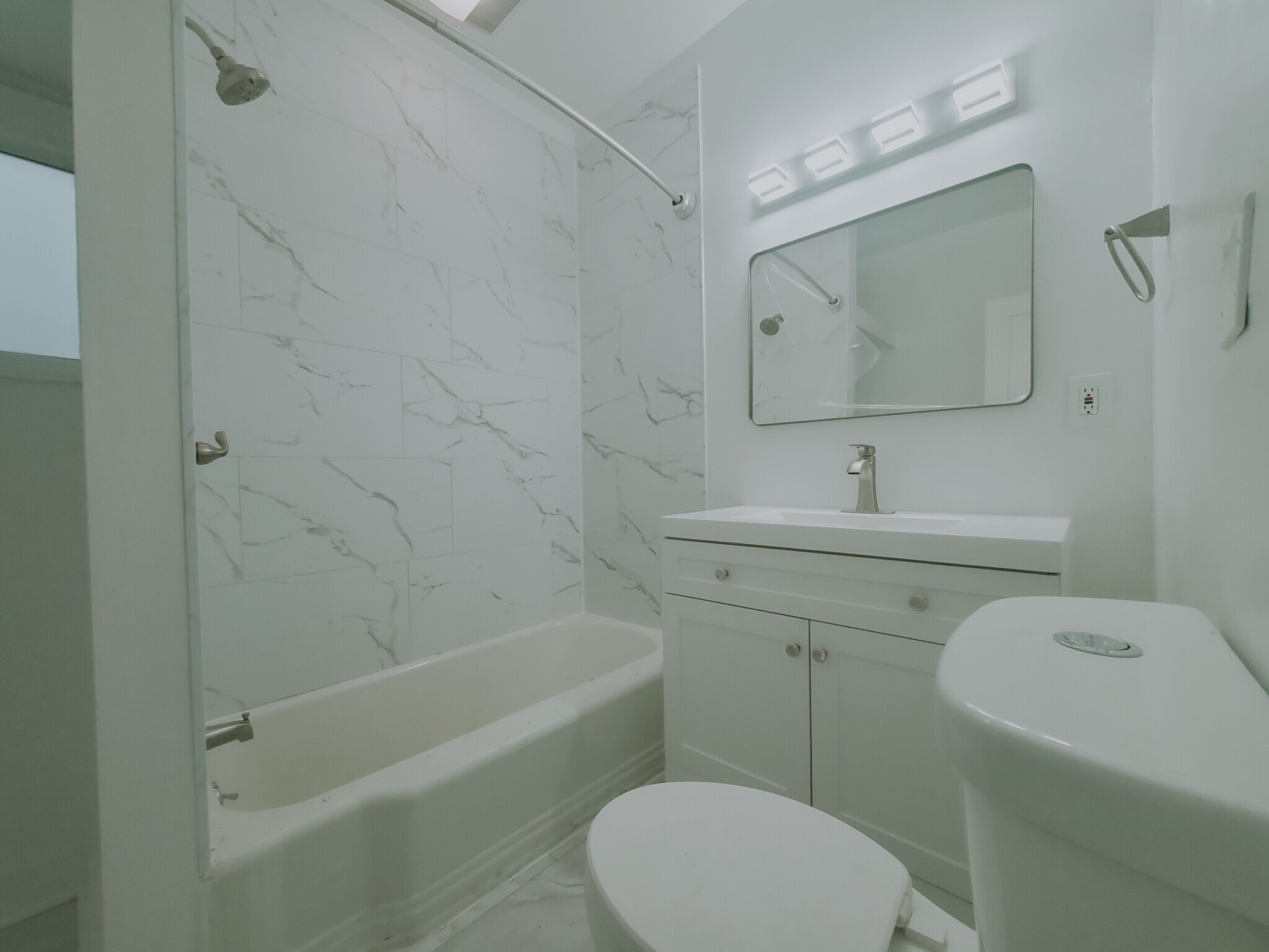 Building Photo - 82 Lindale St