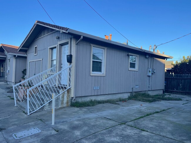 Building Photo - Wonderful Stand Alone Home