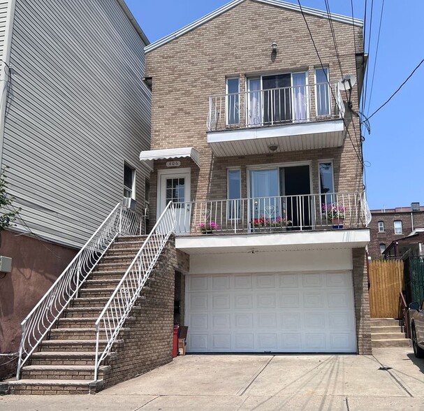 Building Photo - 406 5TH St