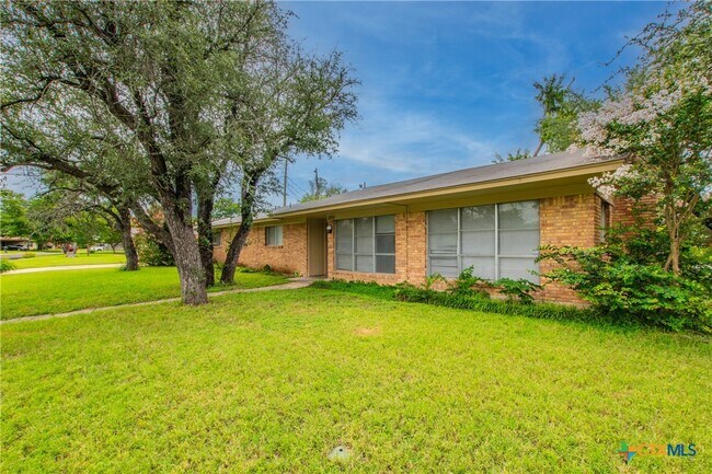 Building Photo - 3209 Shady Hill Dr