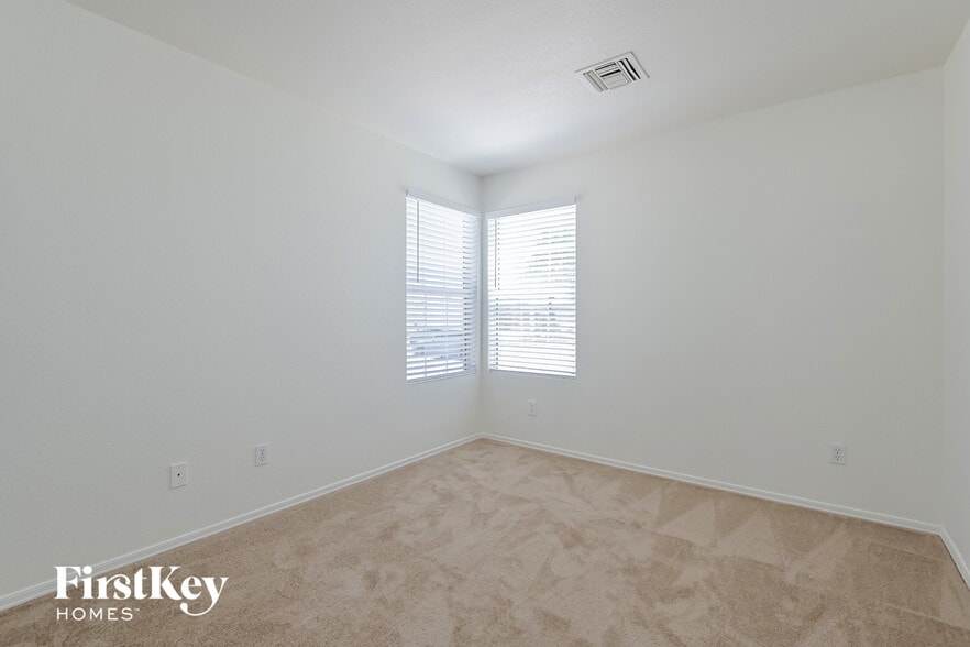 Building Photo - 3114 S Vaughn Dr