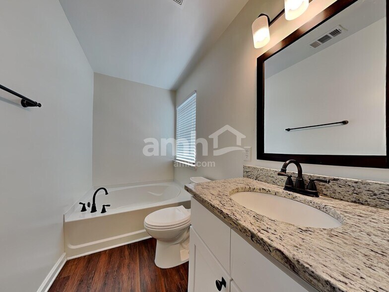Building Photo - 625 Summer Hill Way