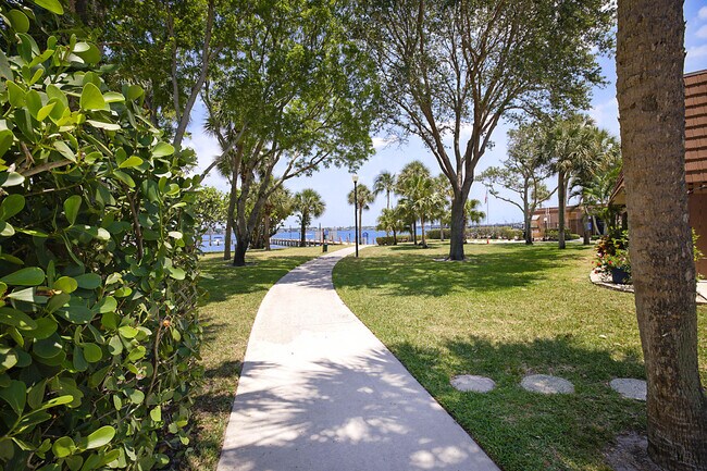 Building Photo - 825 Center St