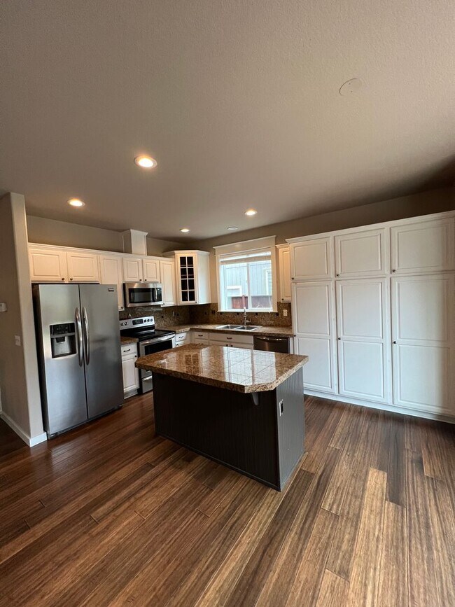 Building Photo - 3-Bedroom 3-Bathroom house across from Candlelight Park